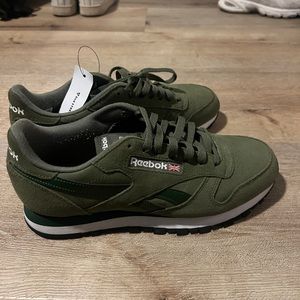 Men’s Reebok Low Sneakers (plain/suede/green) size 8.5
